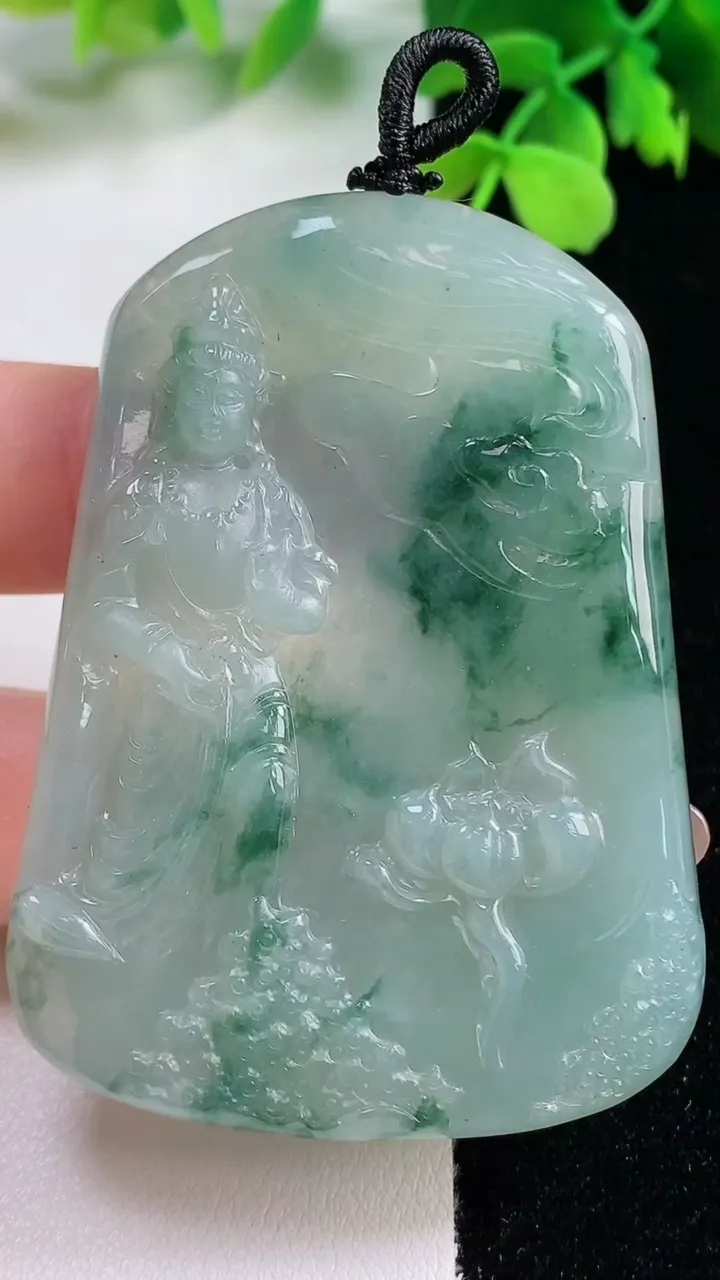 天然A货翡翠冰种飘花观音菩萨吊坠，尺寸60-44-6.8，重量:35.91g
11月2日