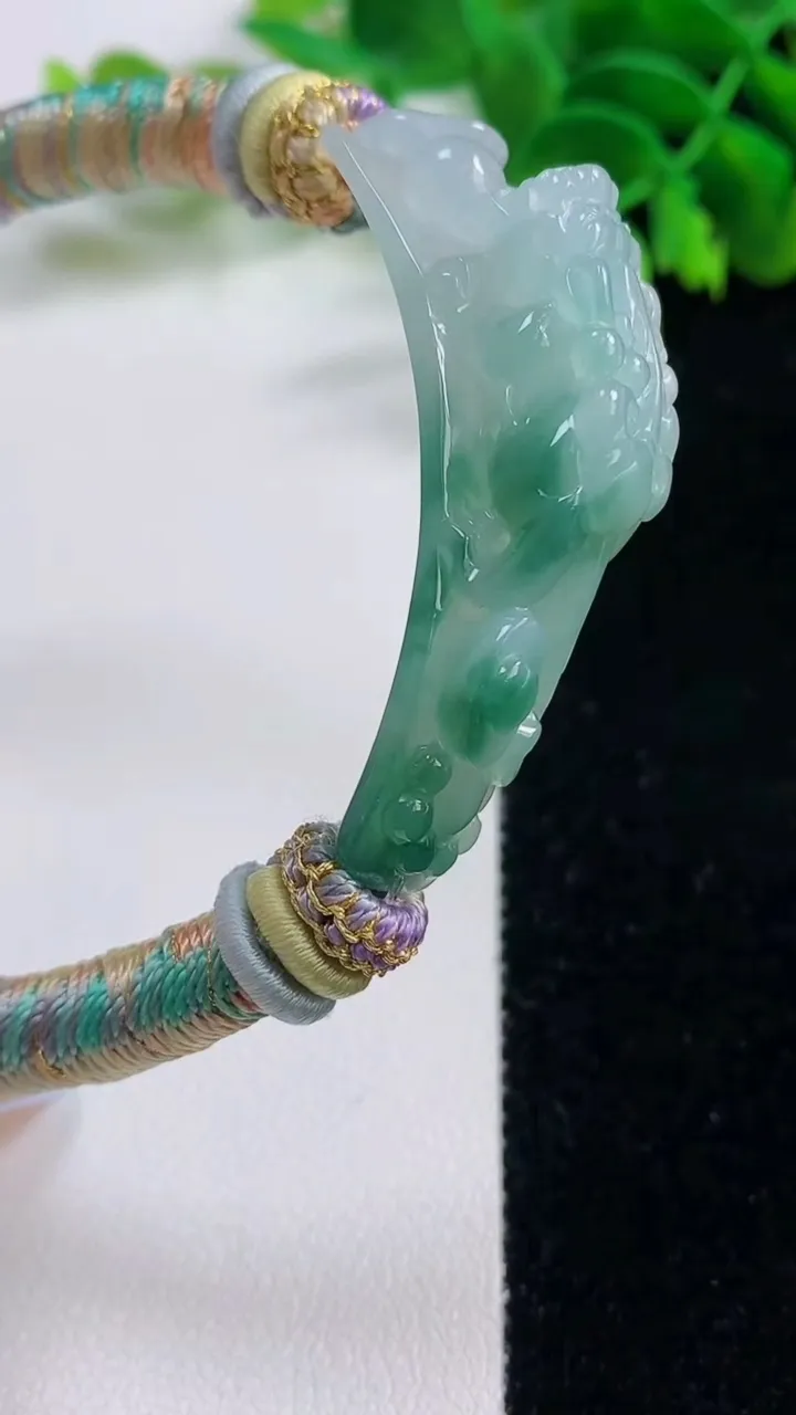 天然A货翡翠冰种飘花貔貅手绳，尺寸464-11.2-12.7，重量:24.53g
11月2日