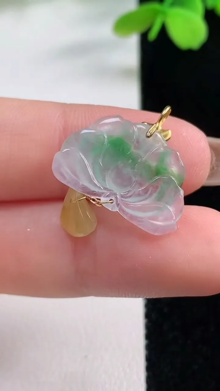 天然A货翡翠和和美美 荷花吊坠，尺寸22.7-20.6-1.9，重量:1.54g
11月2日