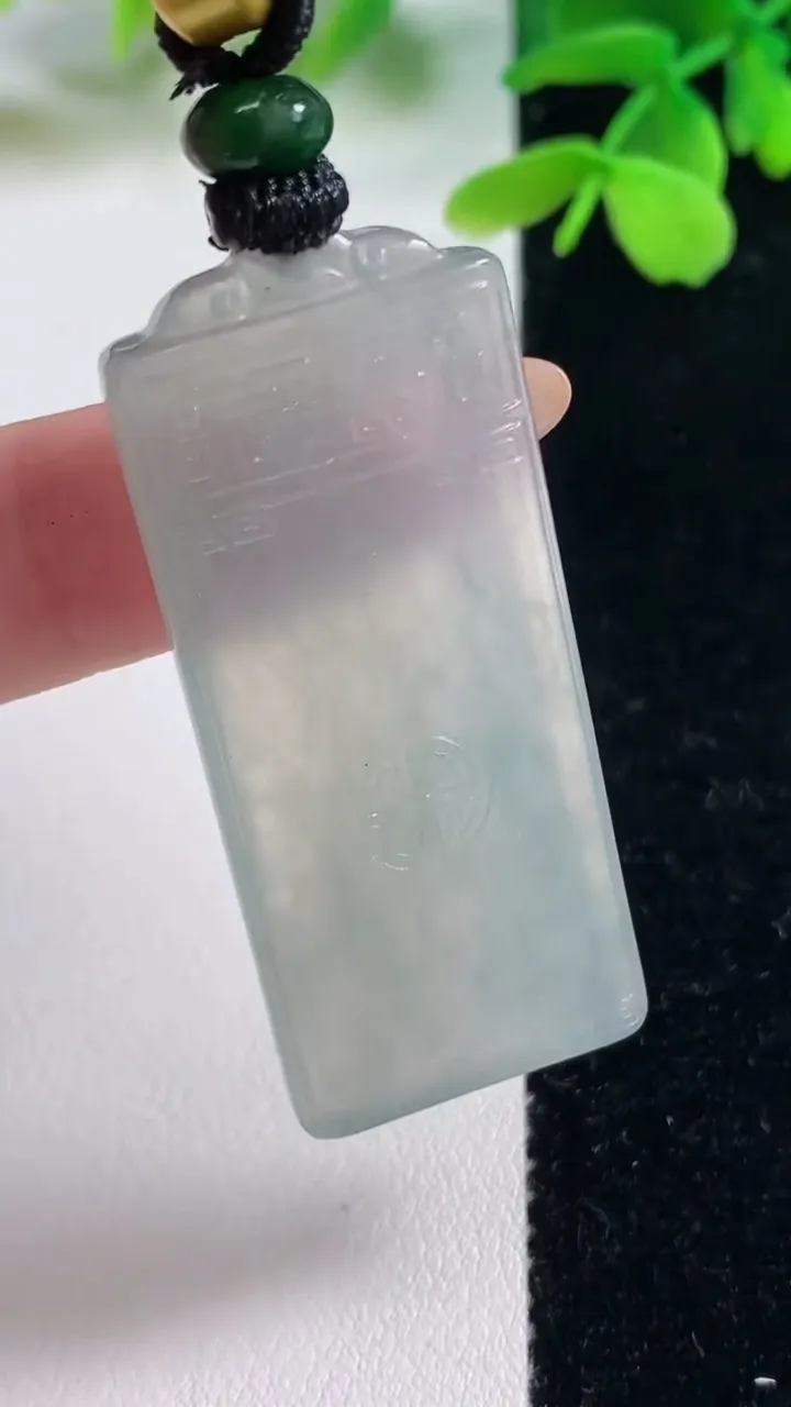 天然A货翡翠仿古无事牌吊坠，尺寸46.4-20-4.9，重量:18.55g
11月2日