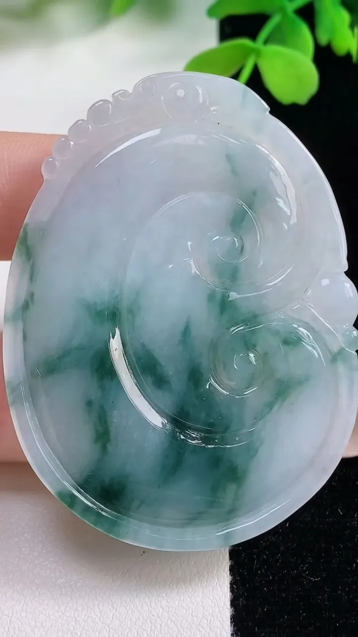 天然A货翡翠冰种飘花如意吊坠，尺寸57-42.6-6.4，重量:25.89g
11月2日