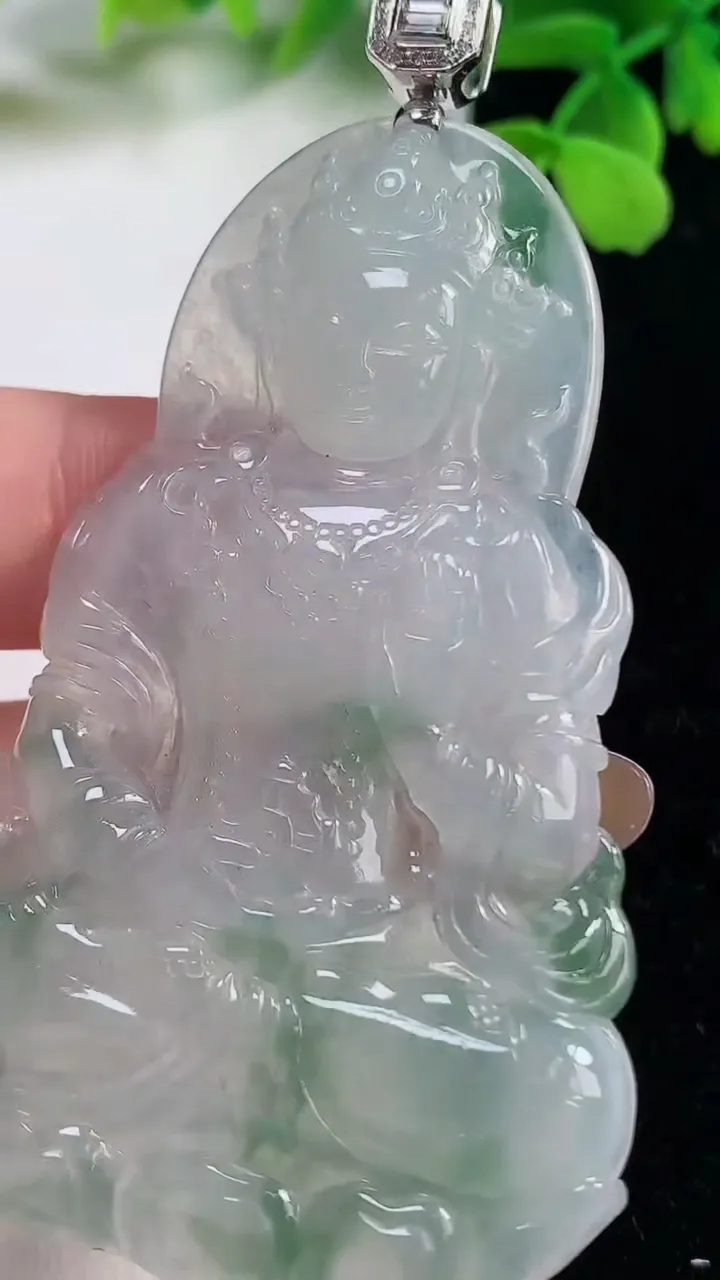 天然A货翡翠种飘花度母观音吊坠，尺寸65-41.2-4.7，重量:25.43g
11月2日