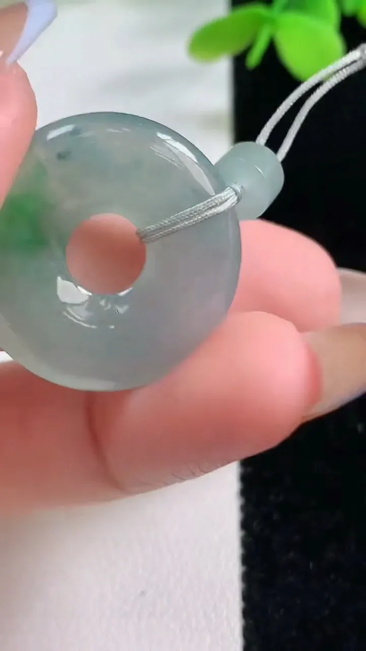 天然A货翡翠平安环吊坠，尺寸25.4-4，重量:5.73g
11月2日