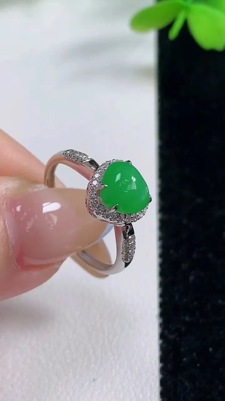 天然A货翡翠心形戒指，尺寸17.4-6.5-6.9-7.2，重量:1.68g2025年11月2日
工