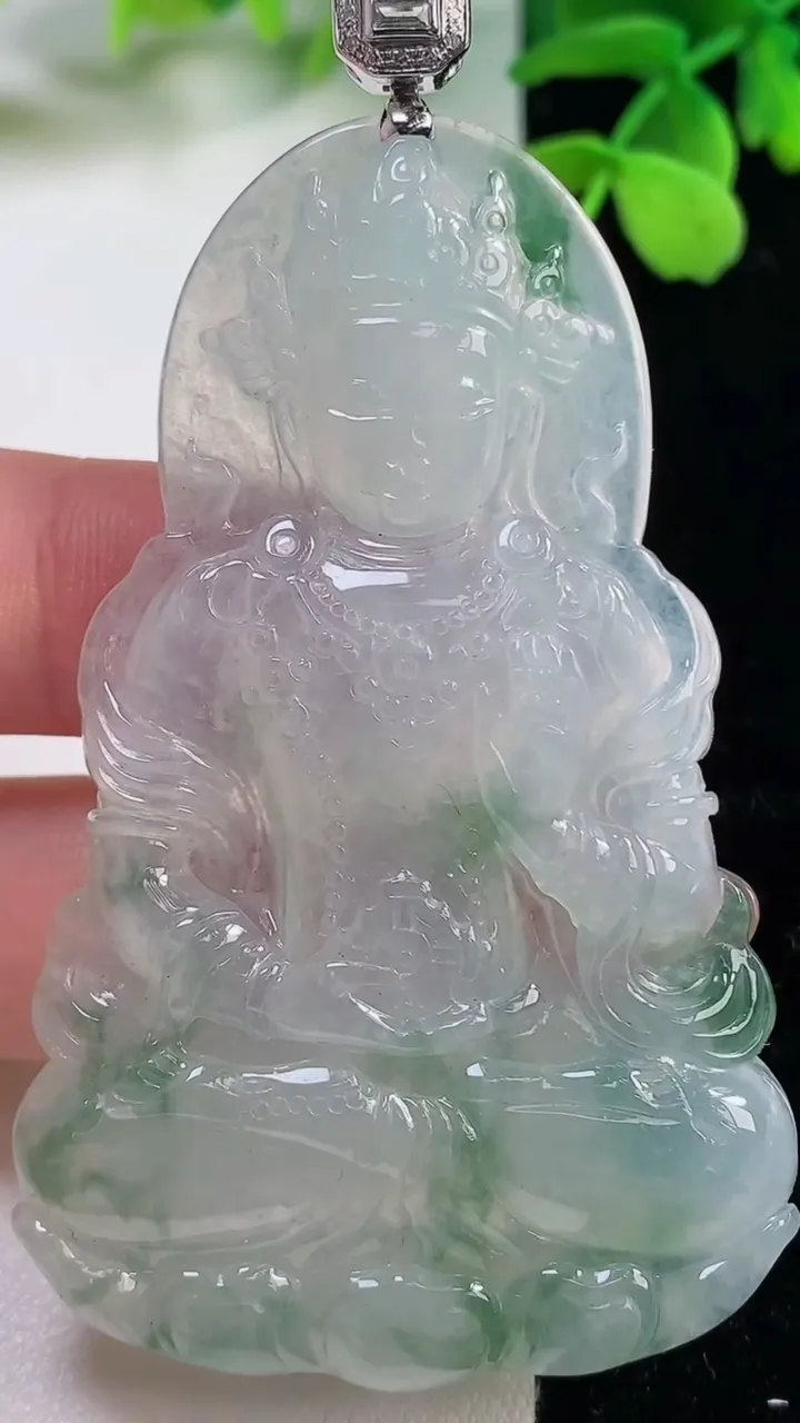 天然A货翡翠种飘花度母观音吊坠，尺寸65-41.2-4.7，重量:25.43g
11月2日