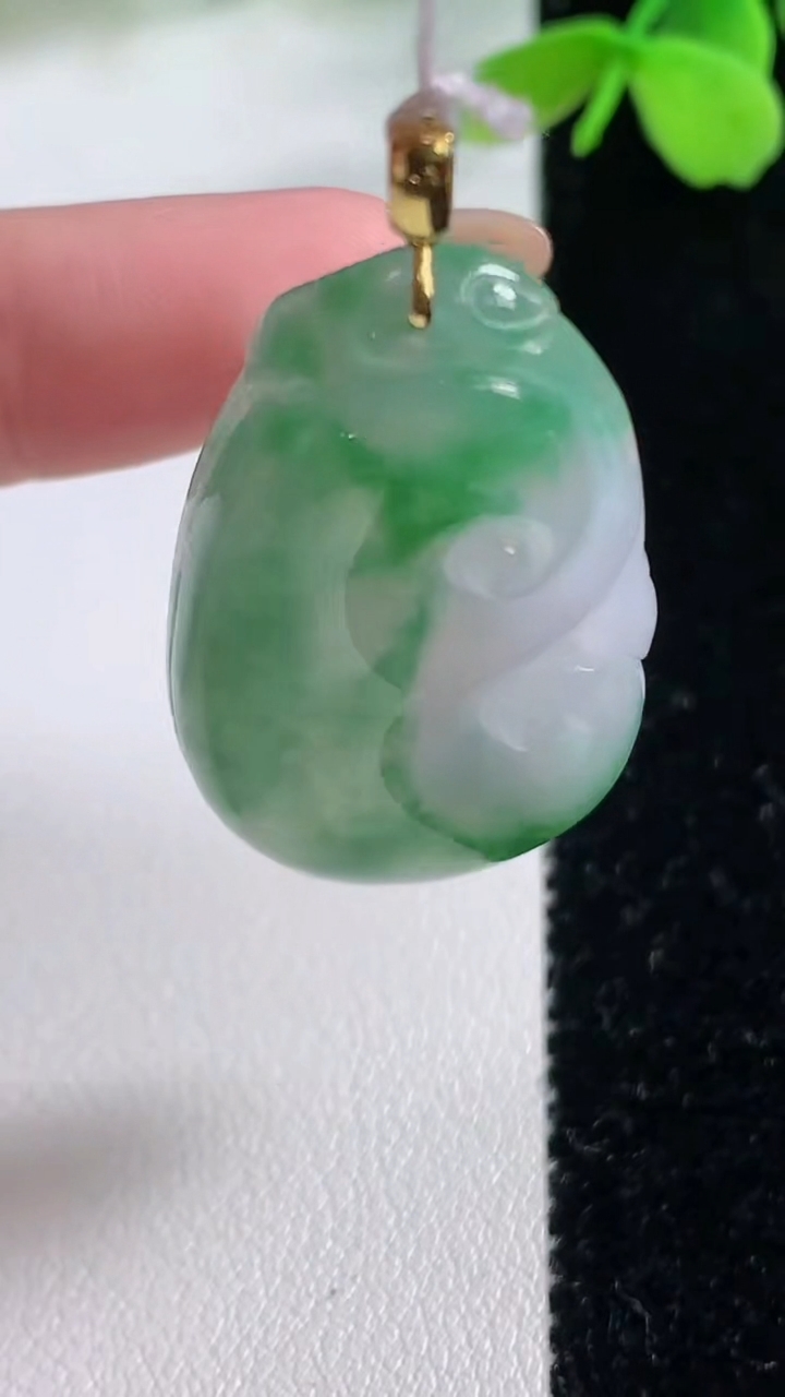 天然A货翡翠如意吊坠，尺寸38.4-21.8-5.5，重量:9.75g
11月2日