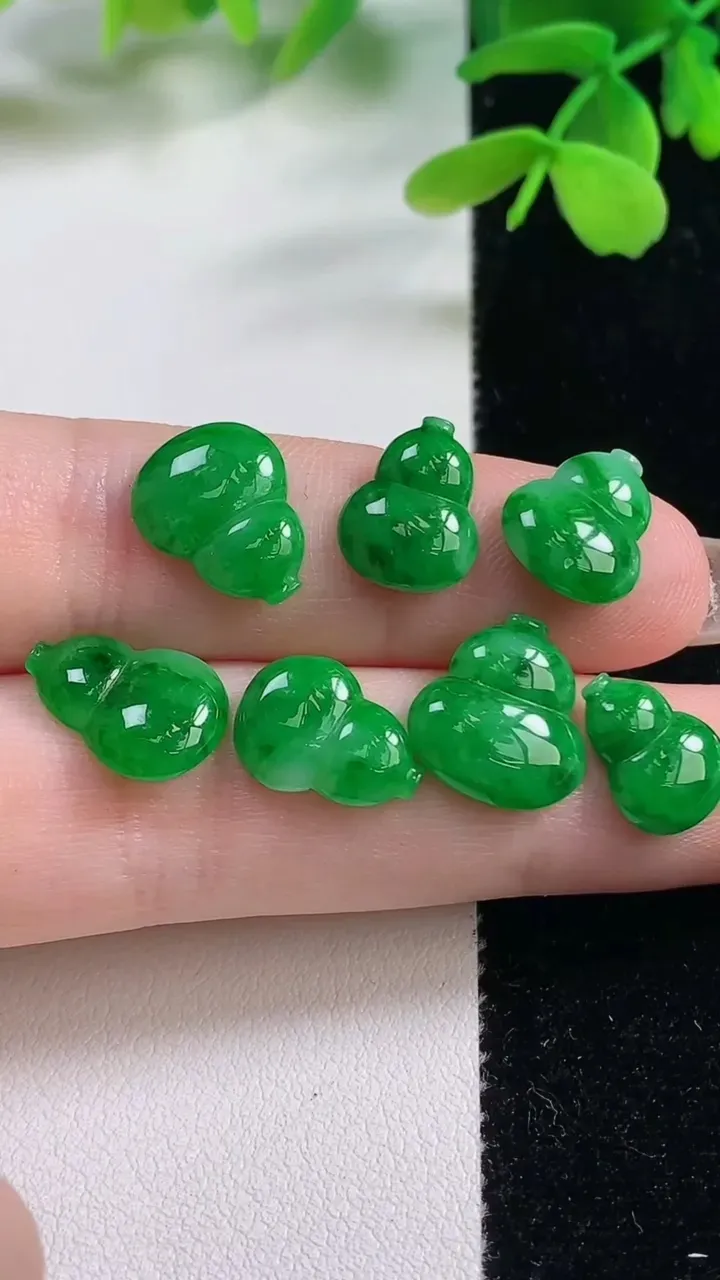 天然A货翡翠葫芦镶嵌件一手，尺寸12.8-11.2-2.5，重量:5.73g
11月2日