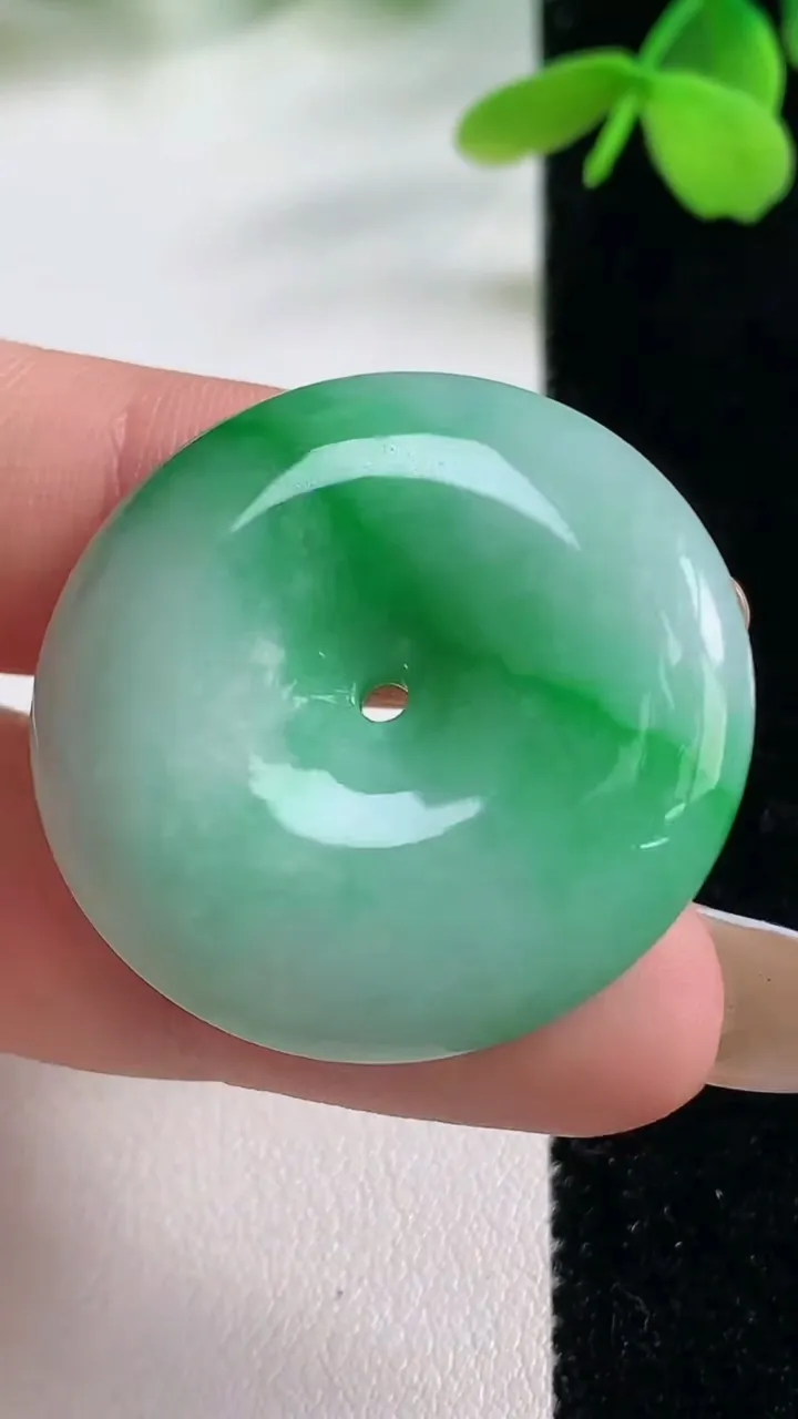 天然A货翡翠平安扣吊坠，尺寸32-6，重量:13.03g
11月2日