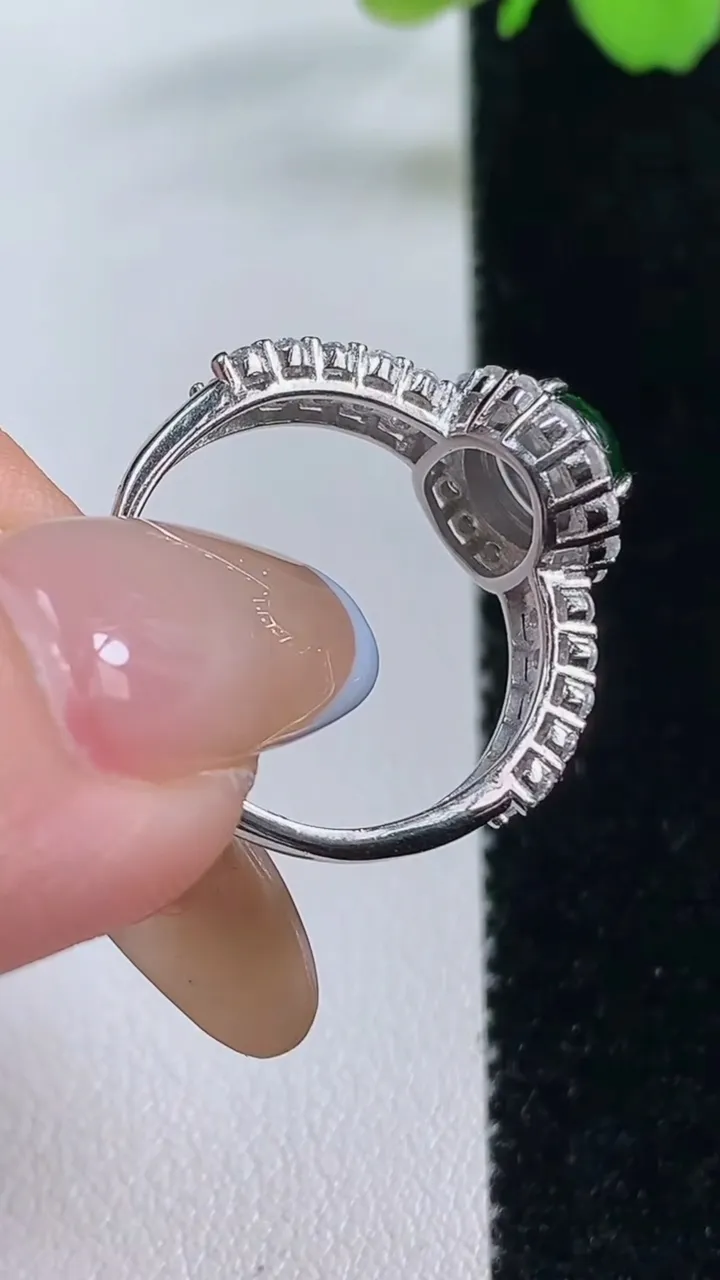 天然A货翡翠蛋面戒指，尺寸7.5-6.7-6.8，重量:2.77g2025年11月2日
工厂直销收藏佳品,种好水足，色泽均匀，有种有色，上手高大气！