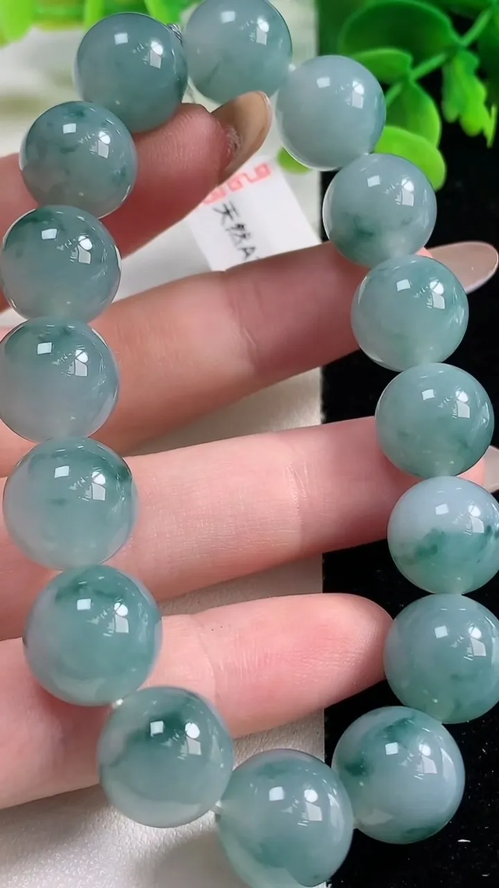 天然A货翡翠飘花圆珠手串，尺寸12-16颗，重量:53.01g11月2日
工厂直销收藏佳品,种好水足，色泽均匀，有种有色，上手高大气！