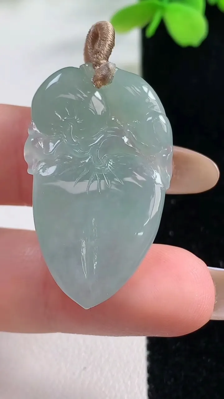 天然A货翡翠寿桃吊坠，尺寸34.5-21.8-6.3，重量:7.40g
11月2日