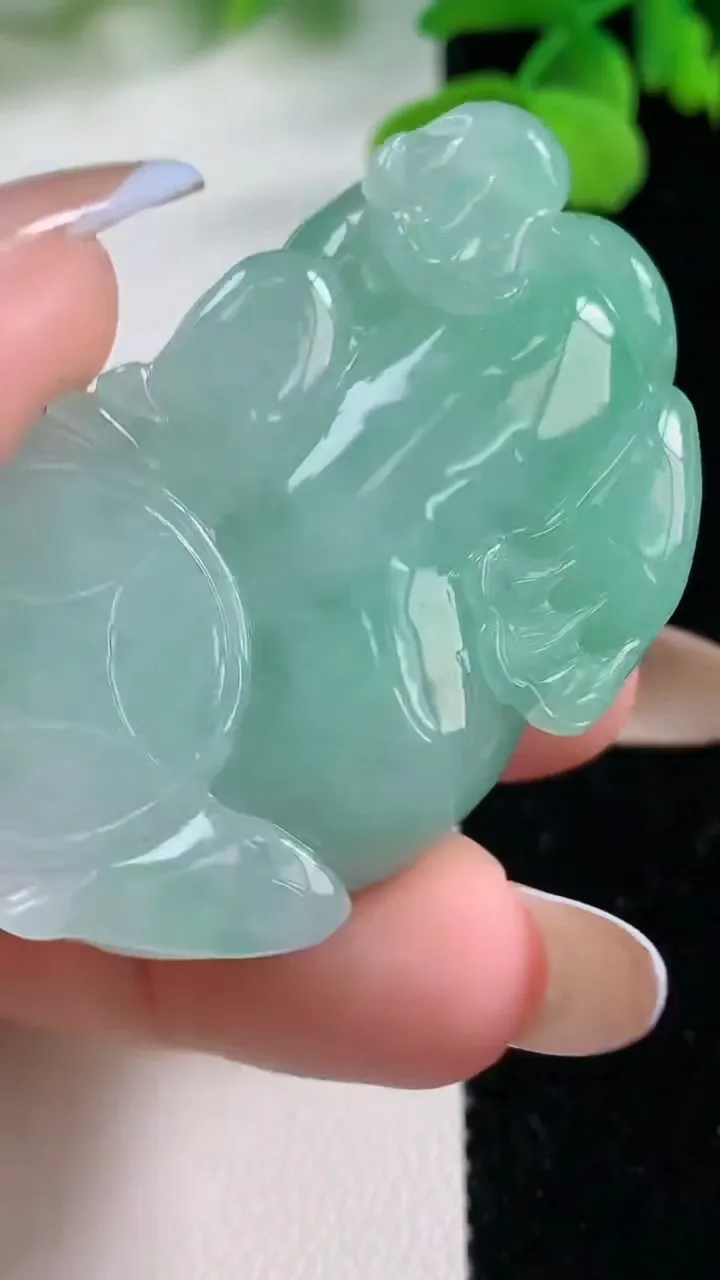 天然A货翡翠冰种霸王貔貅吊坠，尺寸47.5-29.2-12，重量:40.80g
11月2日