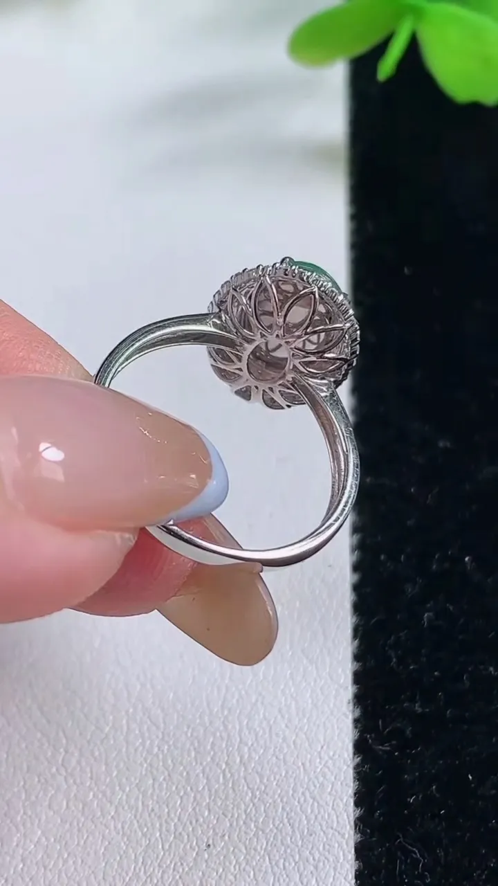 天然A货翡翠蛋面戒指，尺寸17.6-10-7.2-8.1，重量:2.70g2025年11月2日
工厂直销收藏佳品,种好水足，色泽均匀，有种有色，上手高大气！