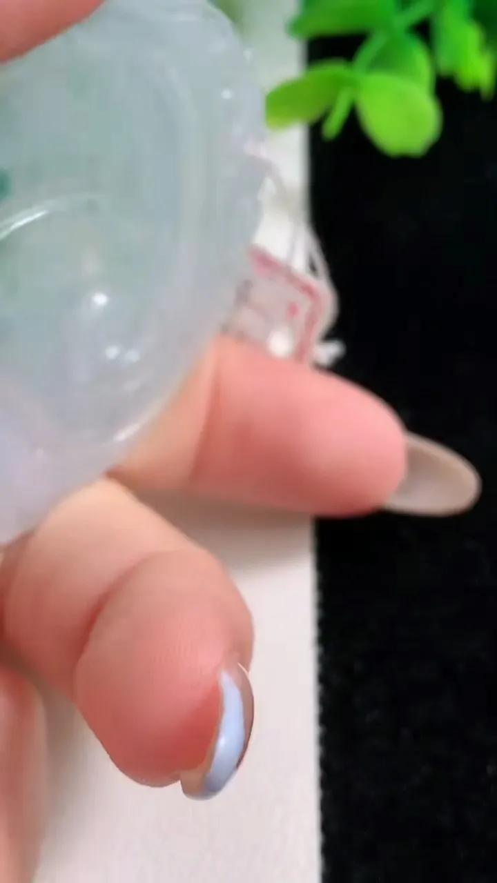 天然A货翡翠冰种飘花如意吊坠，尺寸54.7-46.6-6.4，重量:26.20g
11月2日