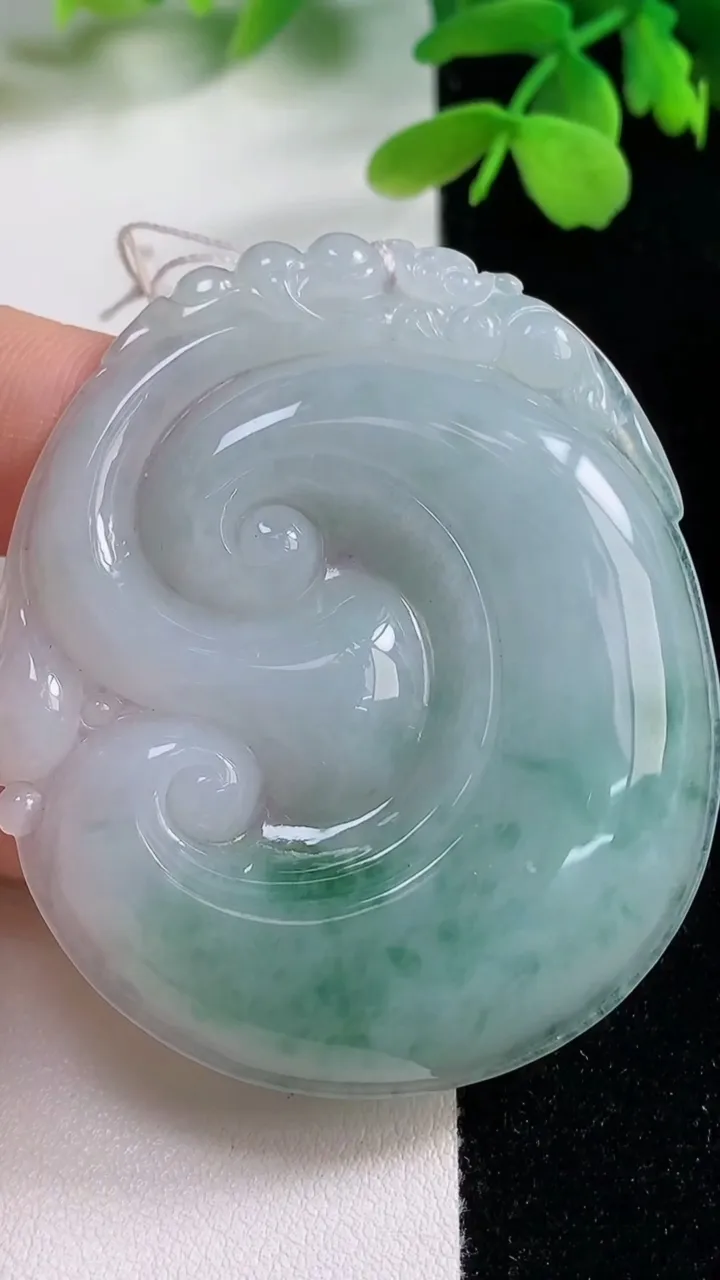 天然A货翡翠冰种飘花如意吊坠，尺寸54.7-46.6-6.4，重量:26.20g
11月2日