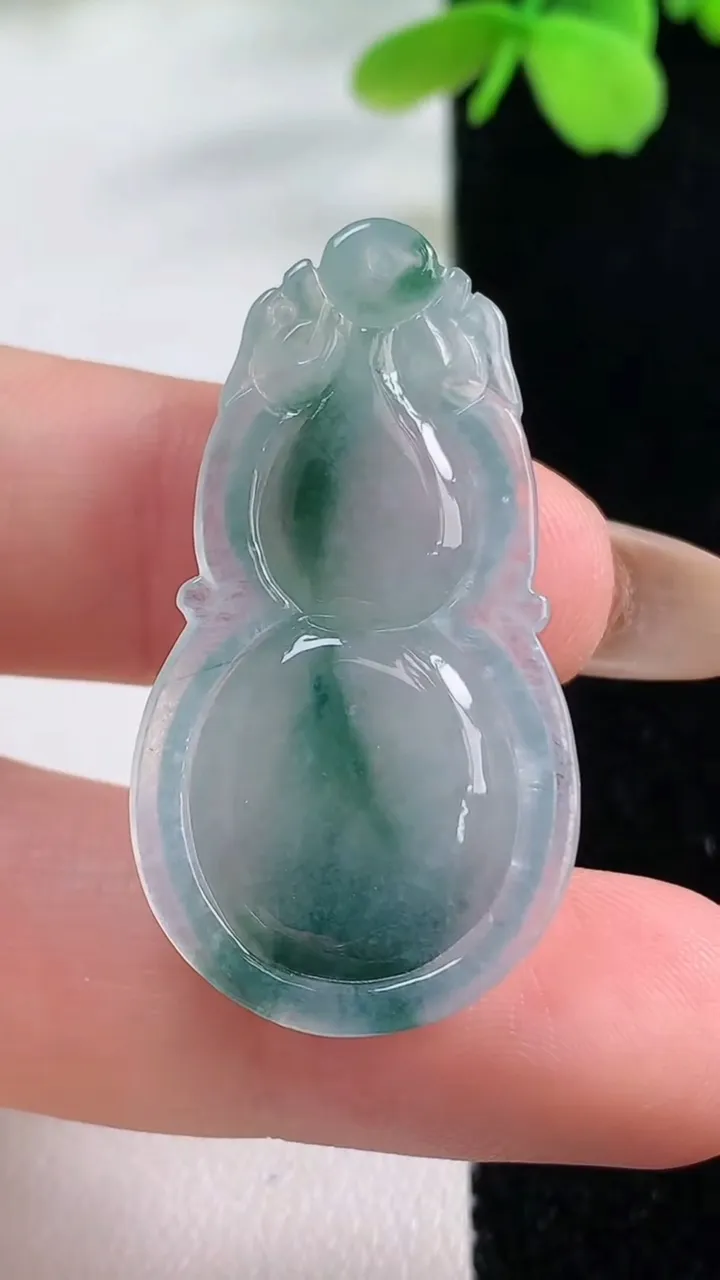 天然A货翡翠冰种飘花葫芦吊坠，尺寸37-19-5.6，重量:5.64g
11月2日