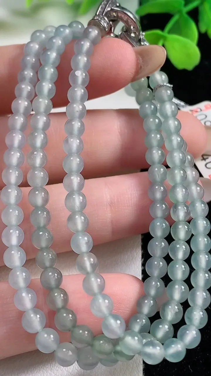天然A货翡翠冰种飘花圆珠项链，尺寸4.2-125颗，重量:19.12g
11月2日