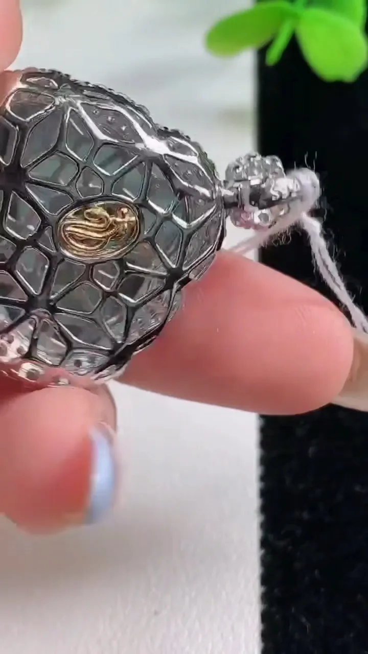 天然A货翡翠佛公吊坠，尺寸34.3-28.5-9.1，裸石19.5-24.4重量:7.00g
11月2日