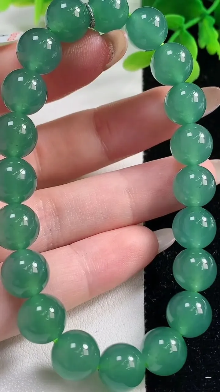 天然A货翡翠圆珠手串，尺寸9.7-20颗，重量:32.86g11月2日
工厂直销收藏佳品,种好水足，色泽均匀，有种有色，上手高大气！