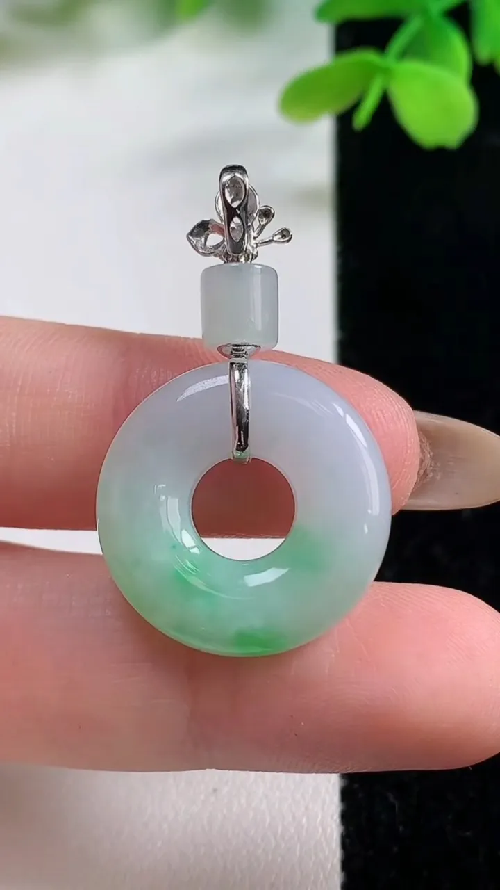 天然A货翡翠平安环吊坠，尺寸21-5.4，重量:5.77g
11月2日