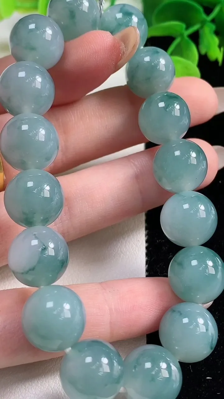 天然A货翡翠飘花圆珠手串，尺寸12-16颗，重量:53.01g11月2日
工厂直销收藏佳品,种好水足
