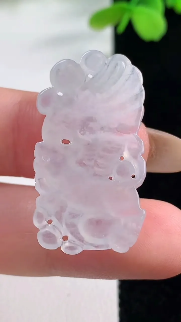 天然A货翡翠麒麟吊坠，尺寸32.8-18-4.2，重量:4.42g
11月2日