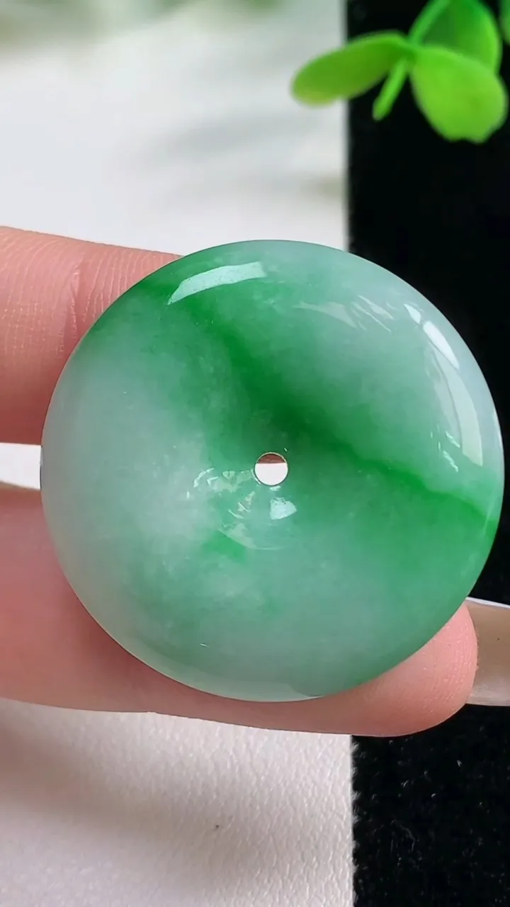 天然A货翡翠平安扣吊坠，尺寸32-6，重量:13.03g
11月2日