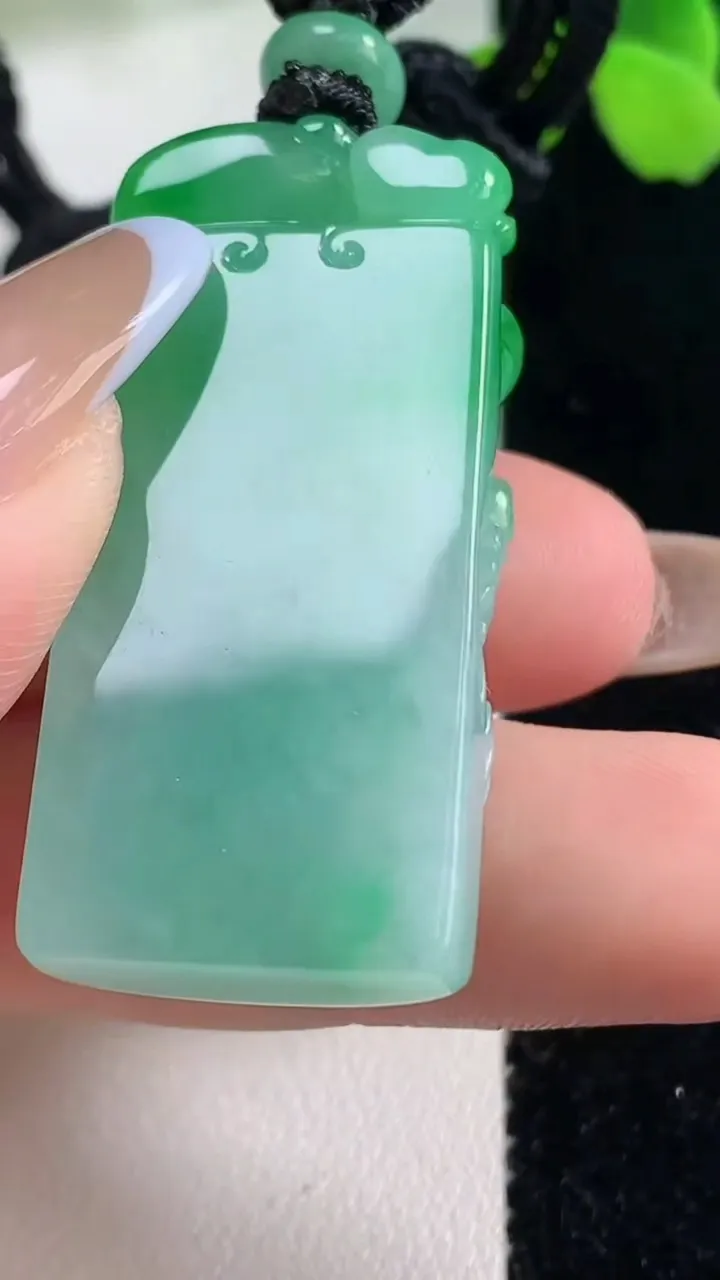 天然A货翡翠麒麟吊坠，尺寸42.5-18.2-14.4，重量:28.28g
11月2日