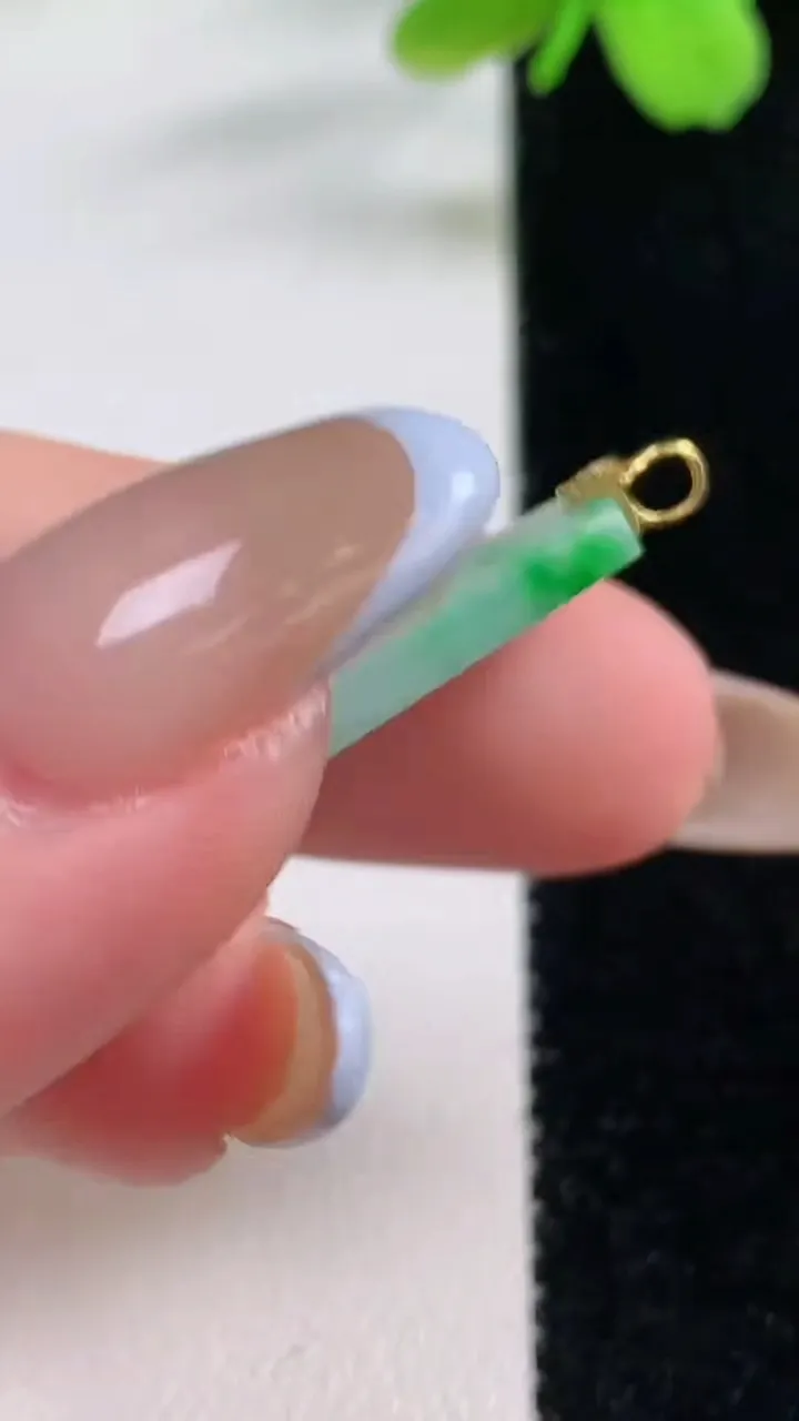 天然A货翡翠无事牌吊坠，尺寸27-16-2.3，重量:2.58g
11月2日