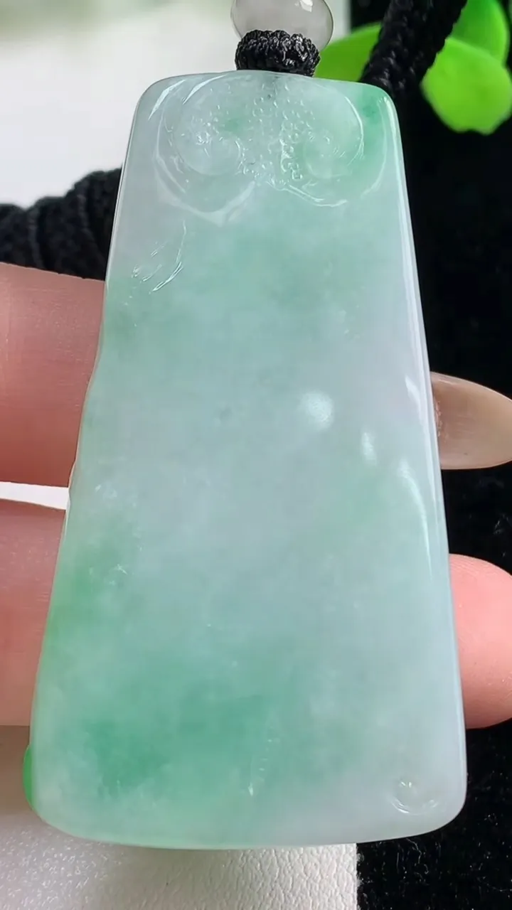 天然A货翡翠梅花鹿吊坠，尺寸55-30.5-6.2，重量:28.33g
11月2日