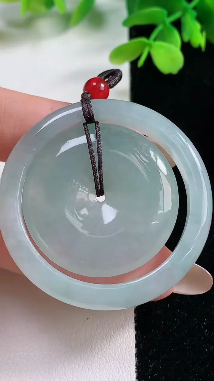 天然A货翡翠母子平安扣吊坠，尺寸44.8-5.7，重量:23.65g
11月2日