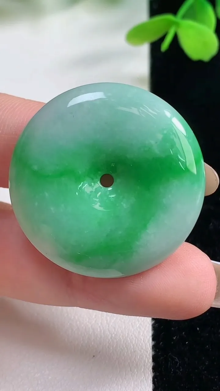 天然A货翡翠平安扣吊坠，尺寸32-6，重量:13.03g
11月2日
