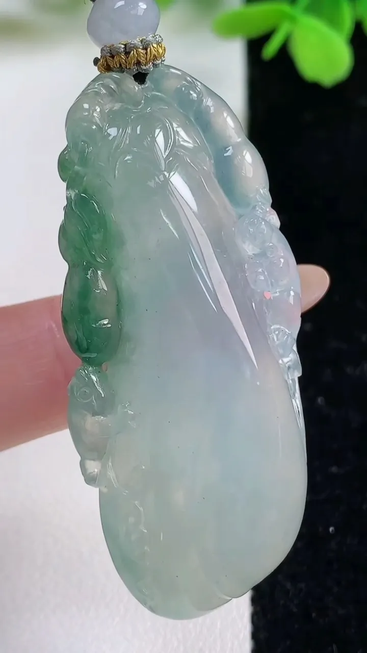天然A货翡翠种飘花福瓜吊坠，尺寸51.2-22-10，重量:24.67g
11月2日