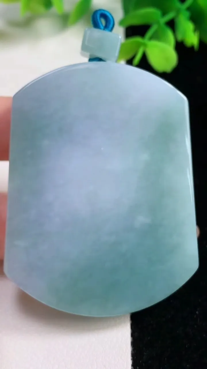 天然A货翡翠春带彩紫罗兰无事牌吊坠，尺寸58.4-44.4-6.3，重量:46.34g
11月2日