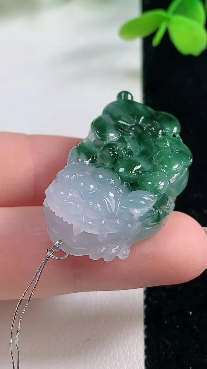 天然A货翡翠种飘花貔貅吊坠，尺寸37.5-20-11.7，重量:18.25g
11月2日