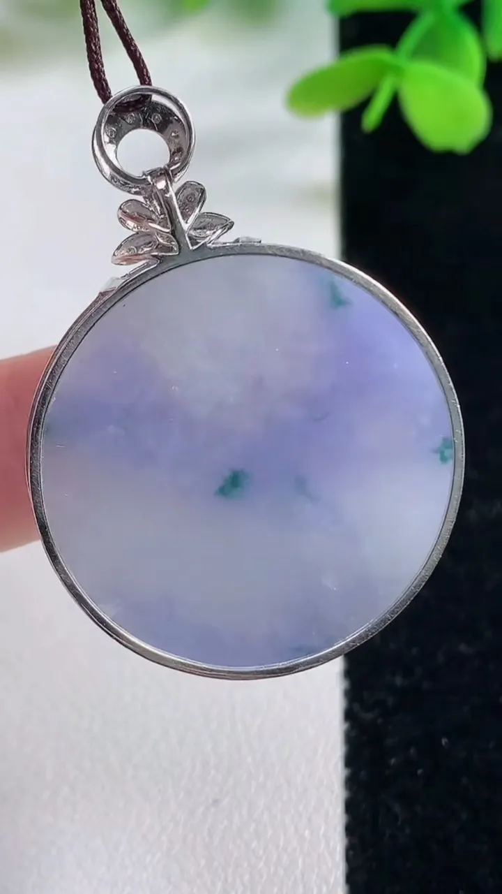 天然A货翡翠18K金紫罗兰飘花无事牌吊坠，尺寸29.3-6.1，重量:13.78g
11月2日