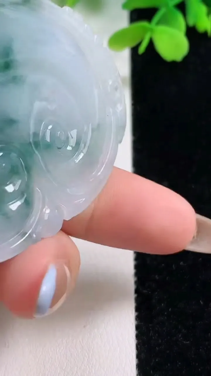 天然A货翡翠冰种飘花如意吊坠，尺寸57-42.6-6.4，重量:25.89g
11月2日