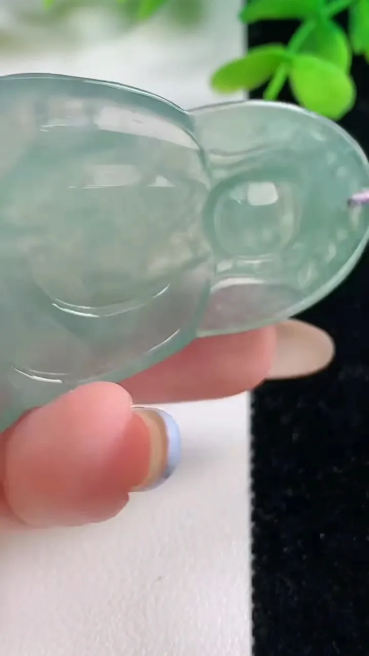 天然A货翡翠观音菩萨吊坠，尺寸60.6-37.6-5.5，重量:22.11g
11月2日