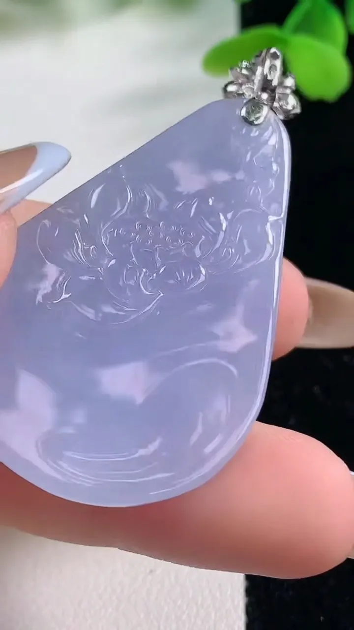 天然A货翡翠18K金紫罗兰和和美美 荷叶鱼吊坠，尺寸43.2-29-7.3，重量:17.88g
11月2日