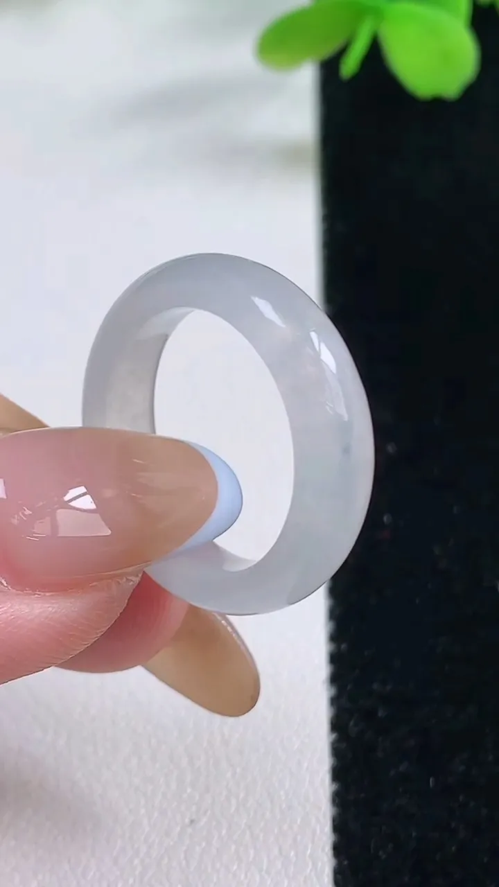 天然A货翡翠指环戒指，尺寸17.5-5.3-3.1，重量:3.62g2025年11月2日
工厂直销收藏佳品,种好水足，色泽均匀，有种有色，上手高大气！