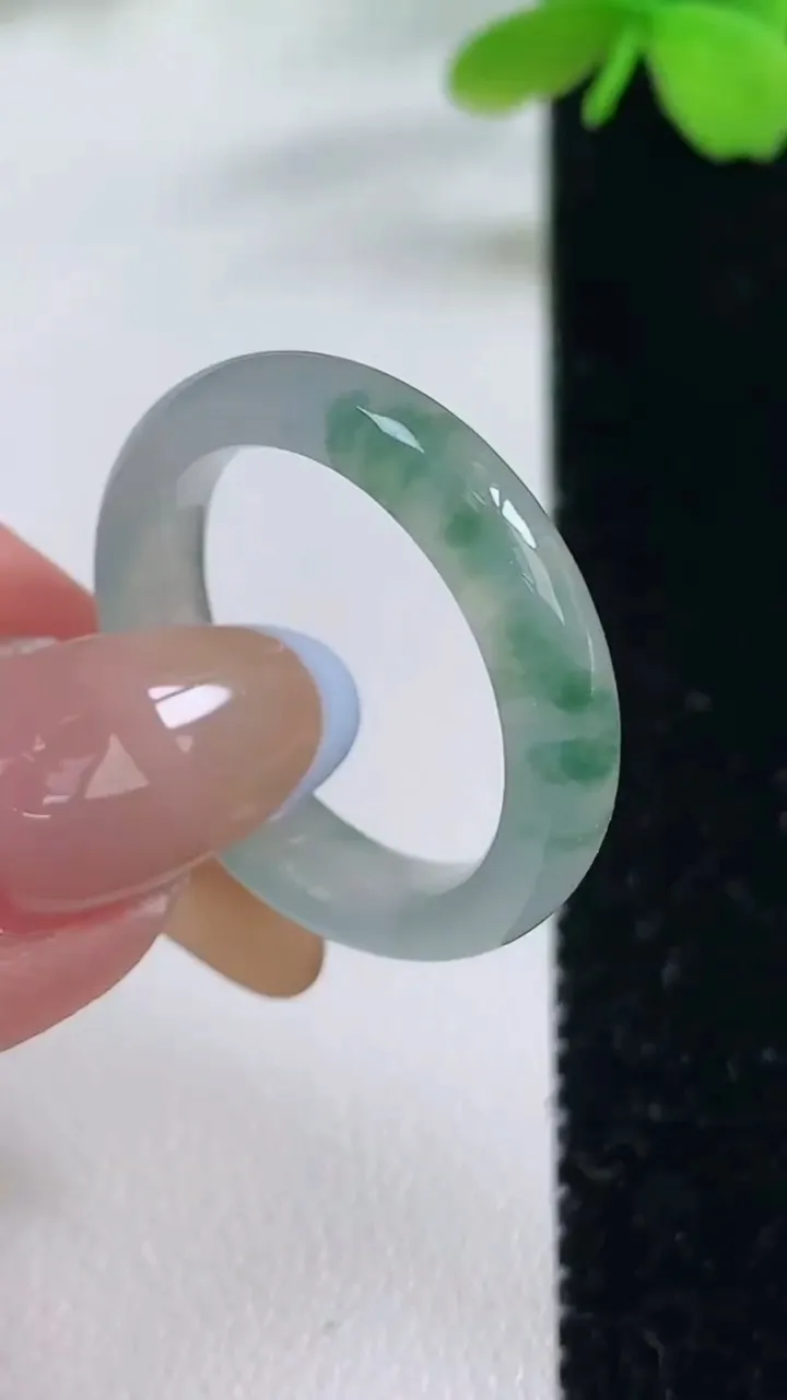 天然A货翡翠冰种飘花指环戒指，尺寸19.7-4.9-3.4，重量:3.84g2025年11月2日
工