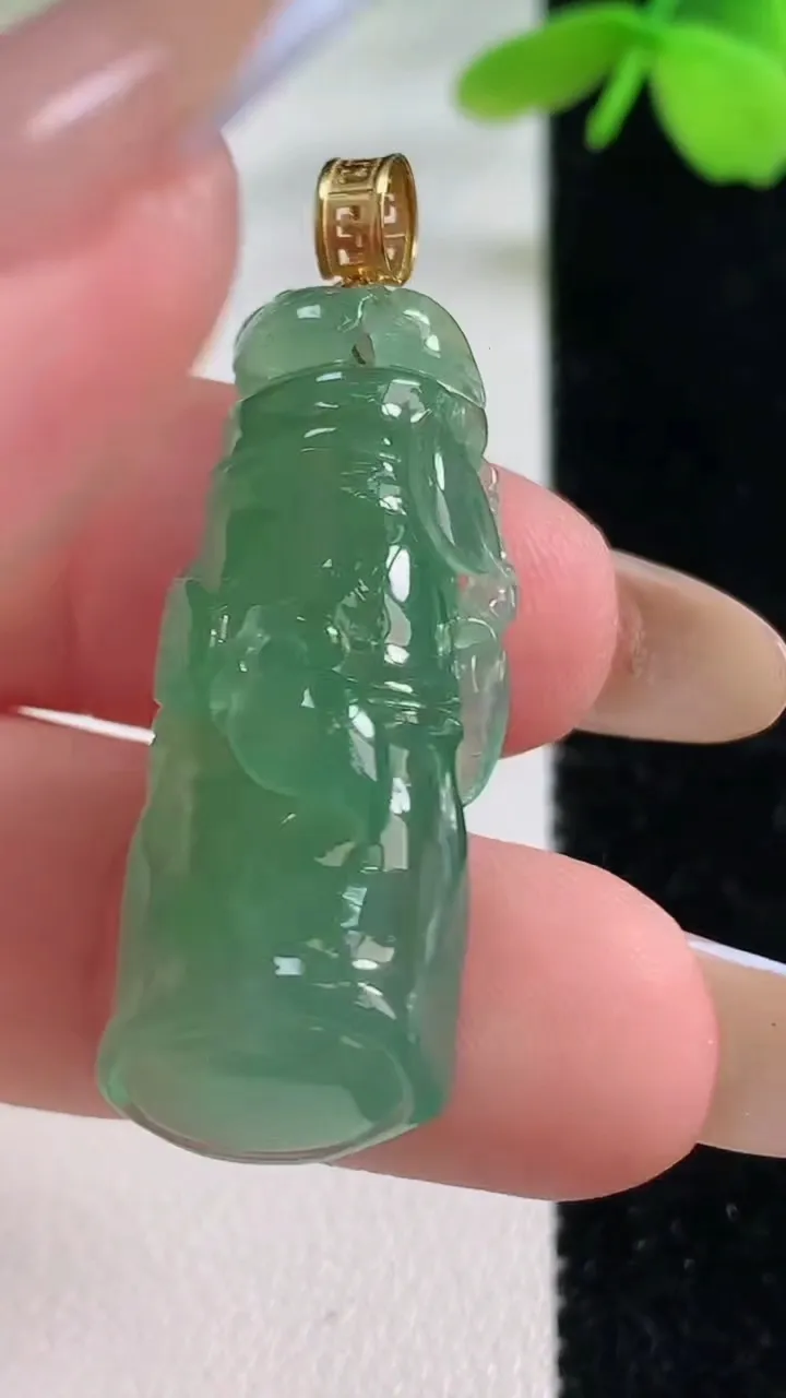 天然A货翡翠节节高升 竹节吊坠，尺寸34.7-13.3-7.4，重量:8.03g
11月2日