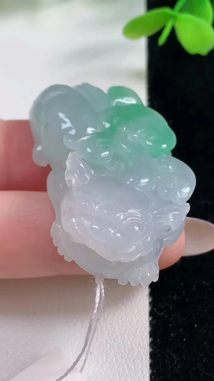 天然A货翡翠貔貅吊坠，尺寸45.7-23-11.5，重量:28.63g
11月2日