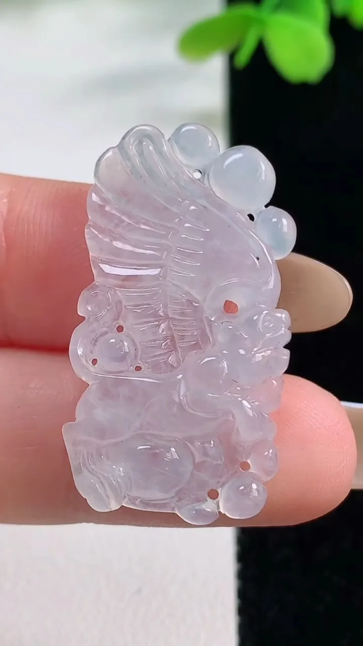 天然A货翡翠麒麟吊坠，尺寸32.8-18-4.2，重量:4.42g
11月2日