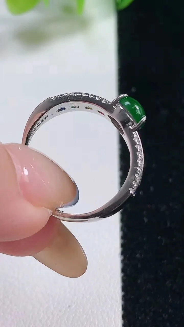 天然A货翡翠葫芦戒指，尺寸8.1-6.1-4.9，重量:3.89g2025年11月2日
工厂直销收藏佳品,种好水足，色泽均匀，有种有色，上手高大气！