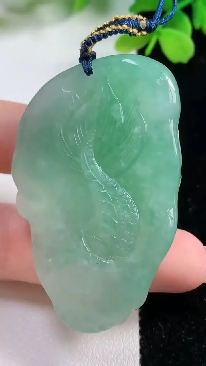 天然A货翡翠龙牌吊坠，尺寸55.8-34.7-16，重量:38.11g
11月2日