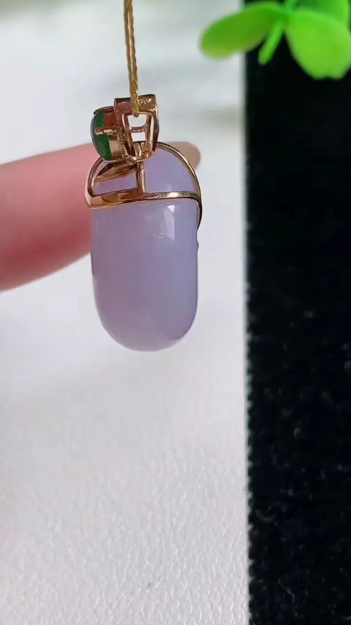 天然A货翡翠18K金紫罗兰平安扣吊坠，尺寸20.4-10.3，重量:10.76g
11月2日