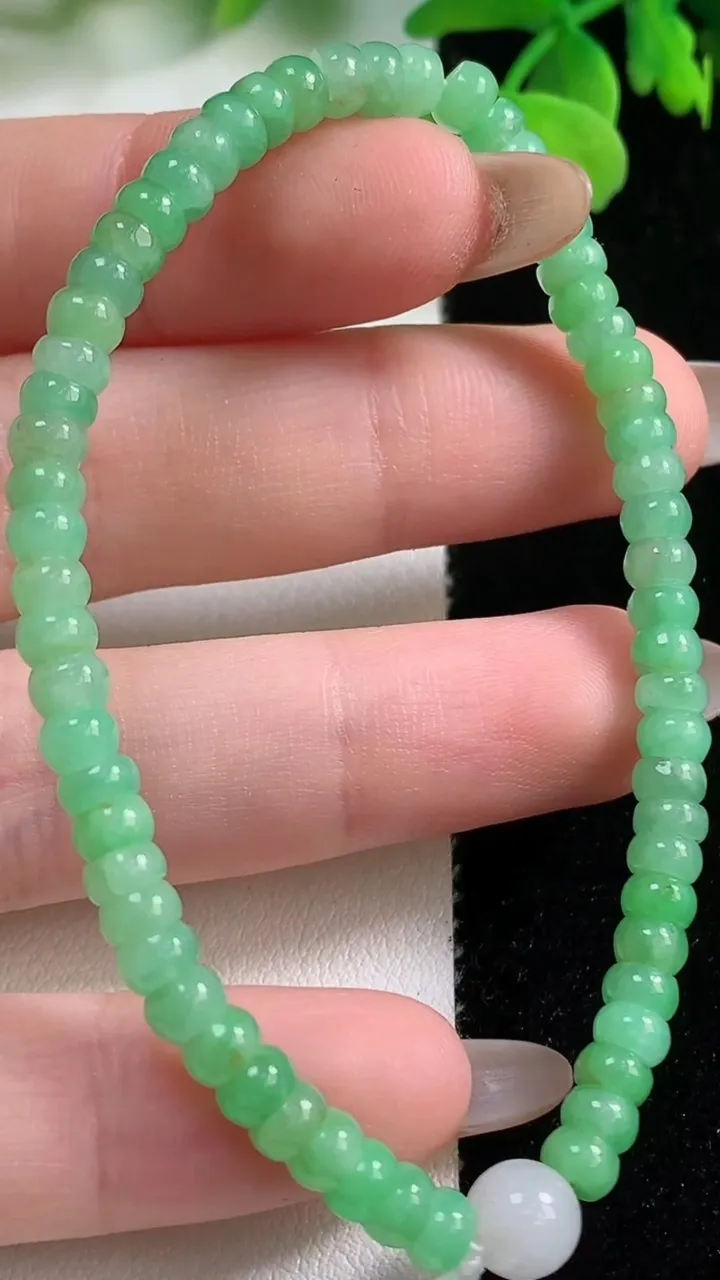 天然A货翡翠算盘珠手串，尺寸4.4-3.2-62颗，重量:7.92g11月2日
工厂直销收藏佳品,种好水足，色泽均匀，有种有色，上手高大气！