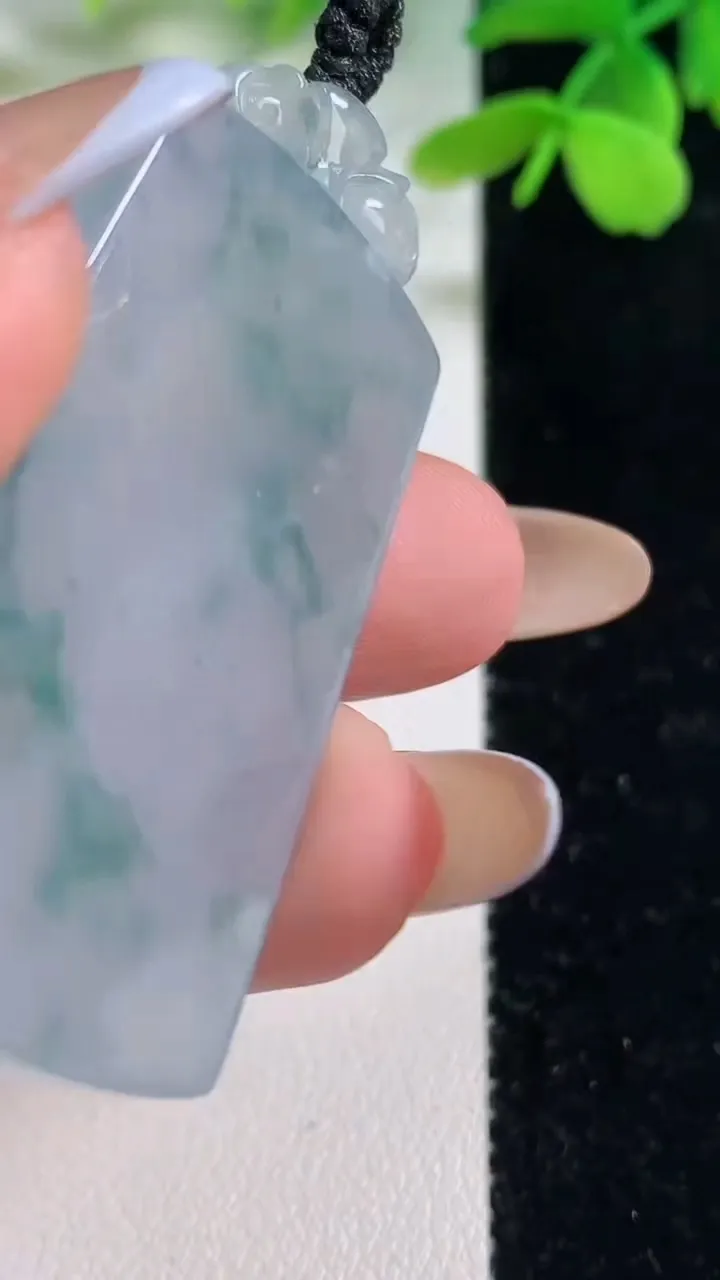 天然A货翡翠种飘花无事牌吊坠，尺寸43.6-25.2-5.7，重量:20.23g
11月2日