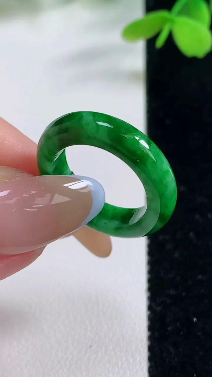 天然A货翡翠指环戒指，尺寸16.4-4.7-3.4，重量:3.50g2025年11月2日
工厂直销收藏佳品,种好水足，色泽均匀，有种有色，上手高大气！